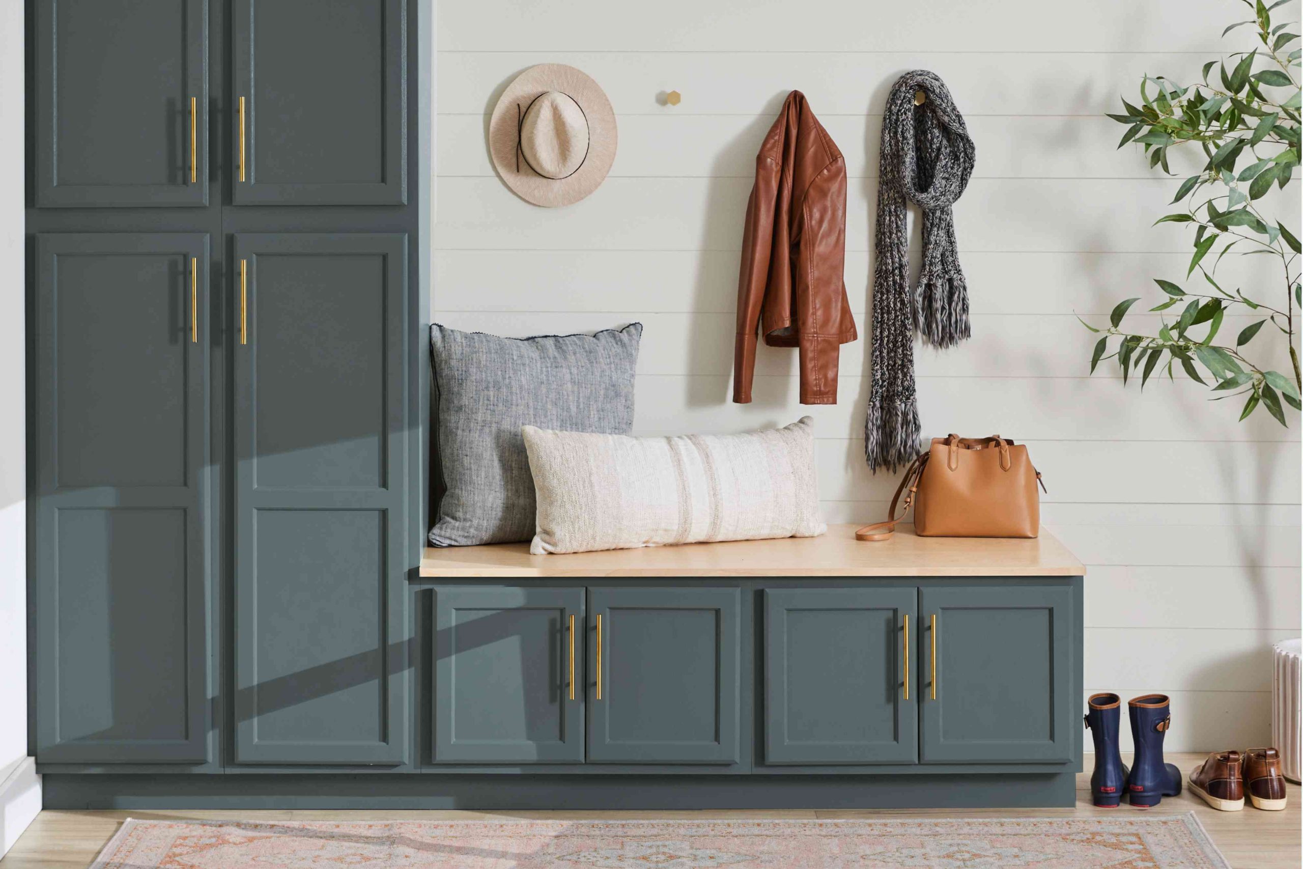 Small Mudroom Ideas for an Entryway